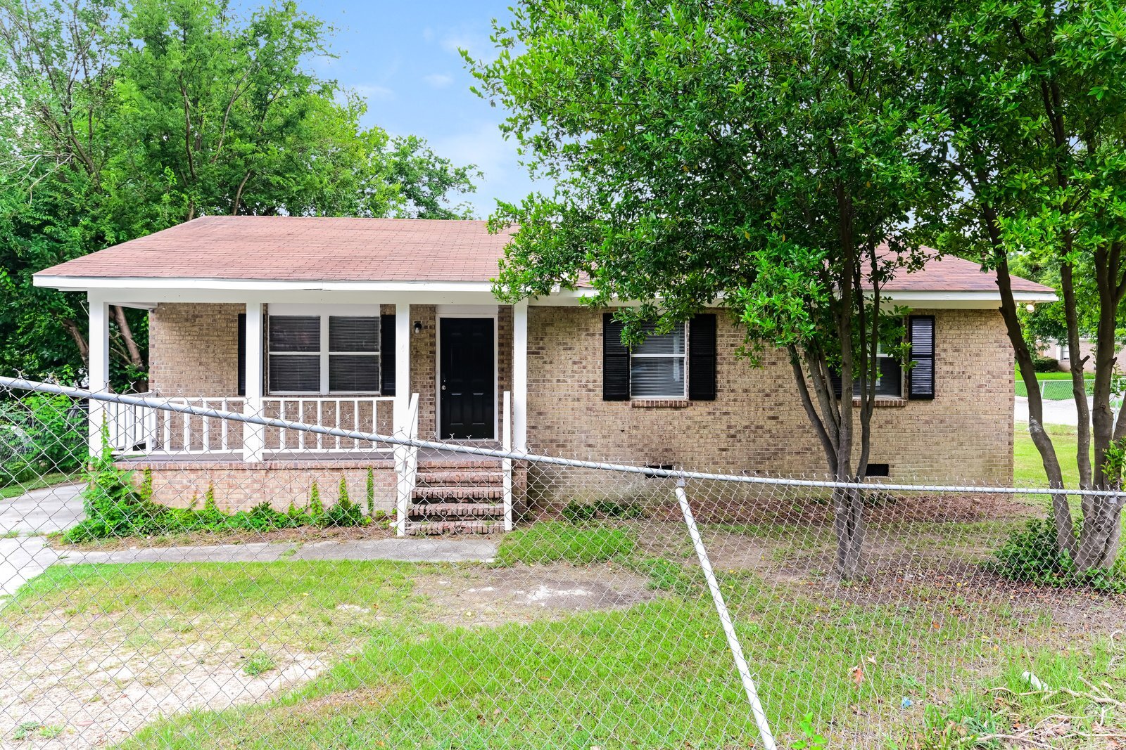 Building Photo - 411 Petunia Ave