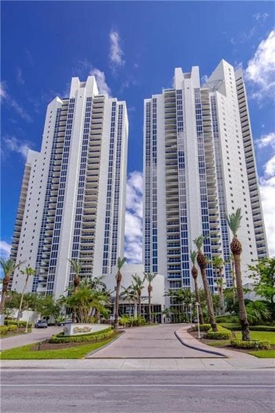 Primary Photo - 19111 Collins Ave