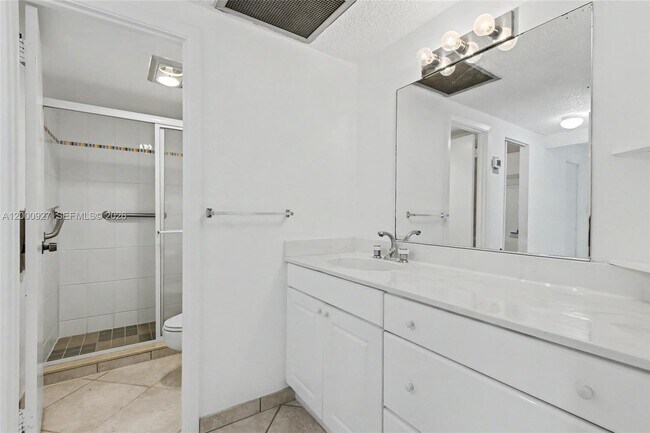 Building Photo - 500 Bayview Dr