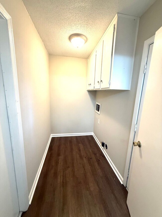 Building Photo - ** 4 bed 2 bath located in Woodmere Park *...