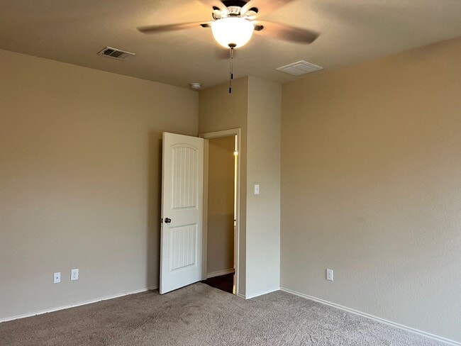 Building Photo - Great Home In The Meadows