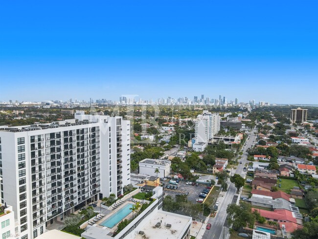 Building Photo - Studio, 1 bath Condo - 3180 Coral Way Spac...
