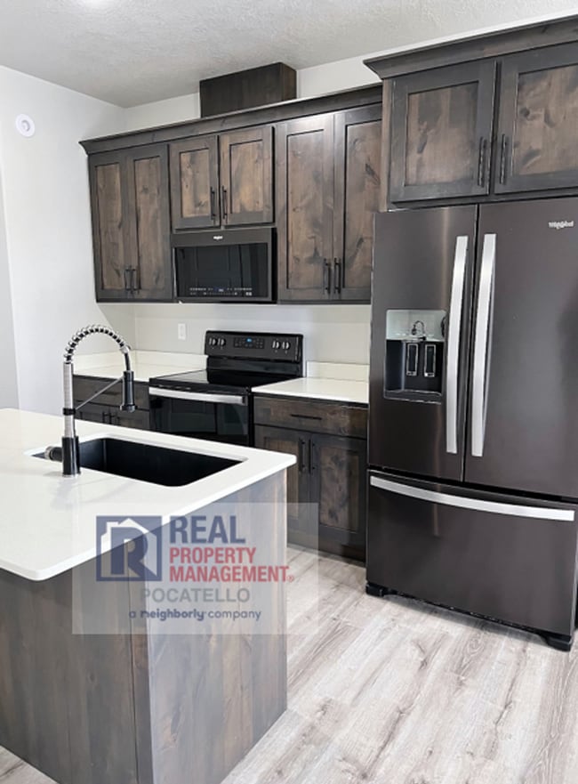 Building Photo - MOVE IN SPECIAL - 3 Bedroom 2.5 Bathroom T...
