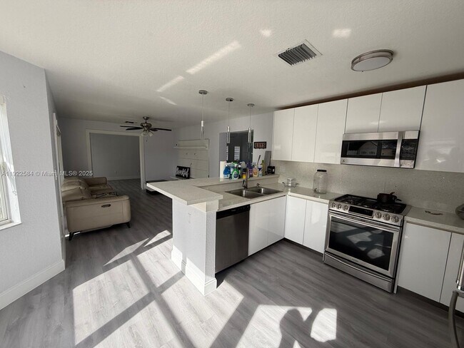 Building Photo - 9352 SW 155th Ave