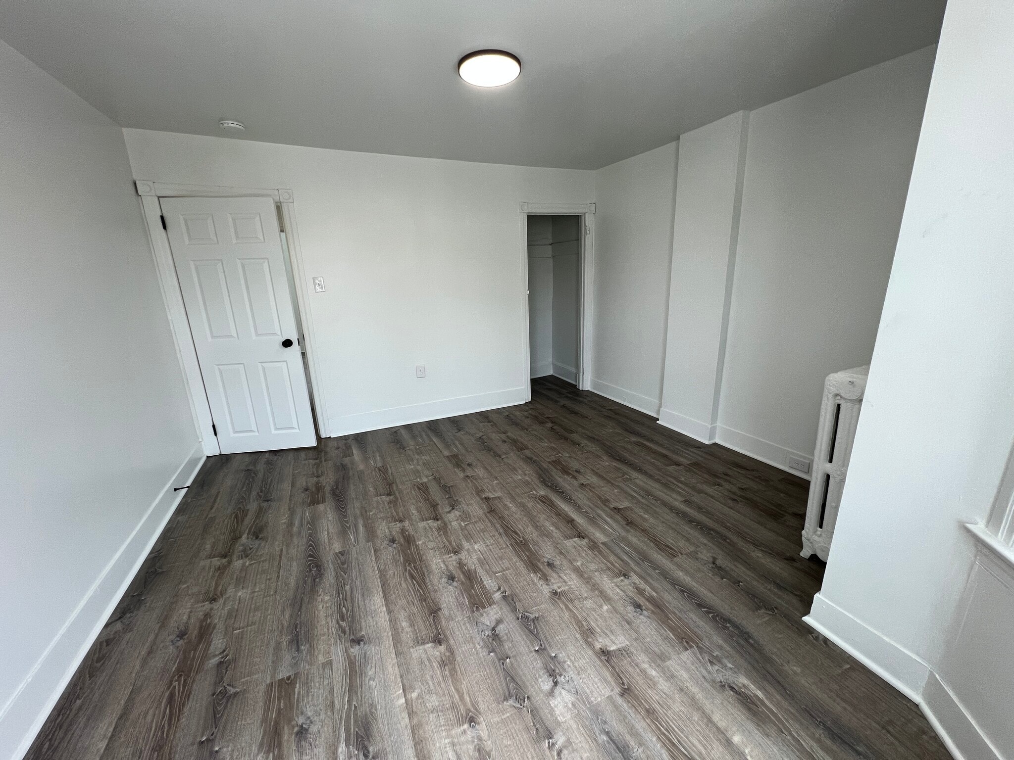 Building Photo - 305 E 20th St