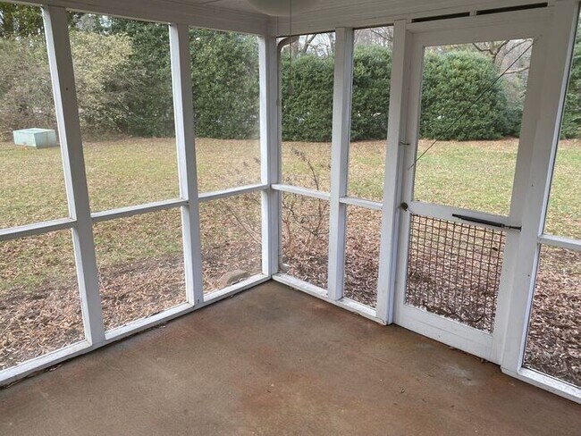 Building Photo - Spacious 3-bedroom home located in Charlotte. $300 off on two months' rent!