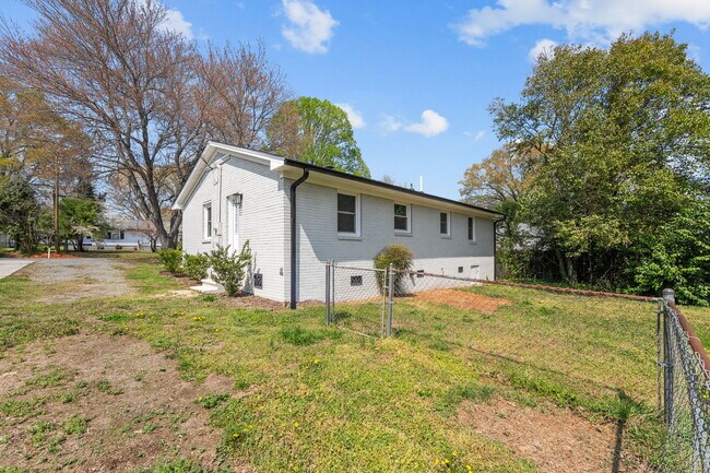 Building Photo - 1910 Hilldale Dr