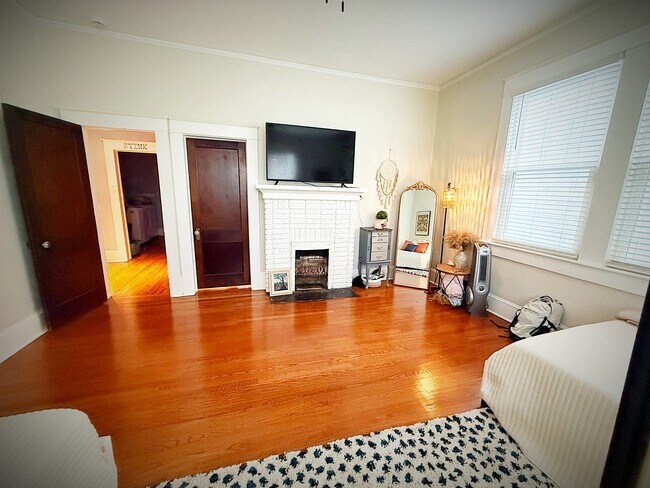 Building Photo - 205 Russell St