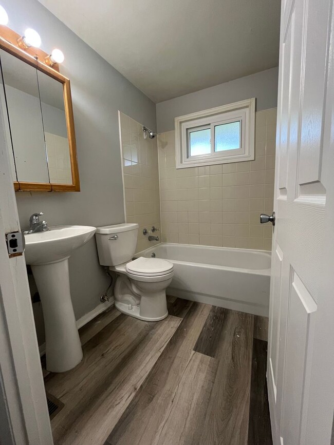 Building Photo - 3 bedroom 1 bathroom single family home wi...