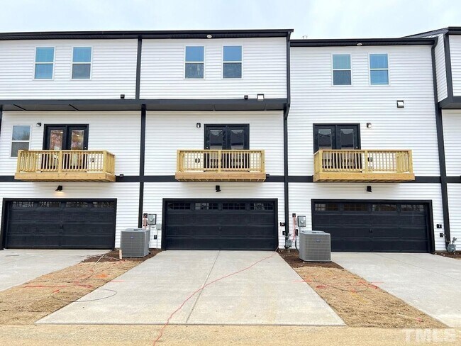 Building Photo - 4 Bedroom Luxury Townhome close to Raleigh Downtown