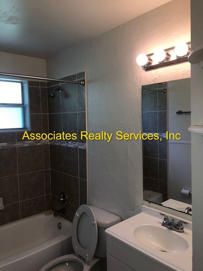 Building Photo - West Park Home