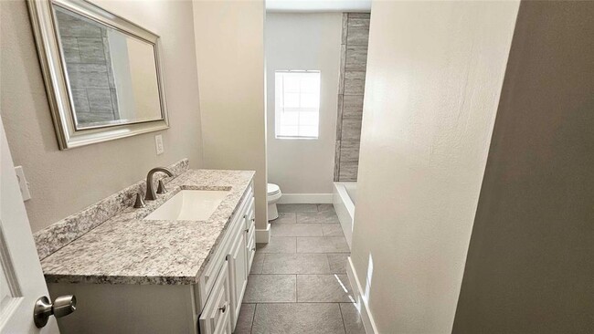 Building Photo - 1424 NE 10th St