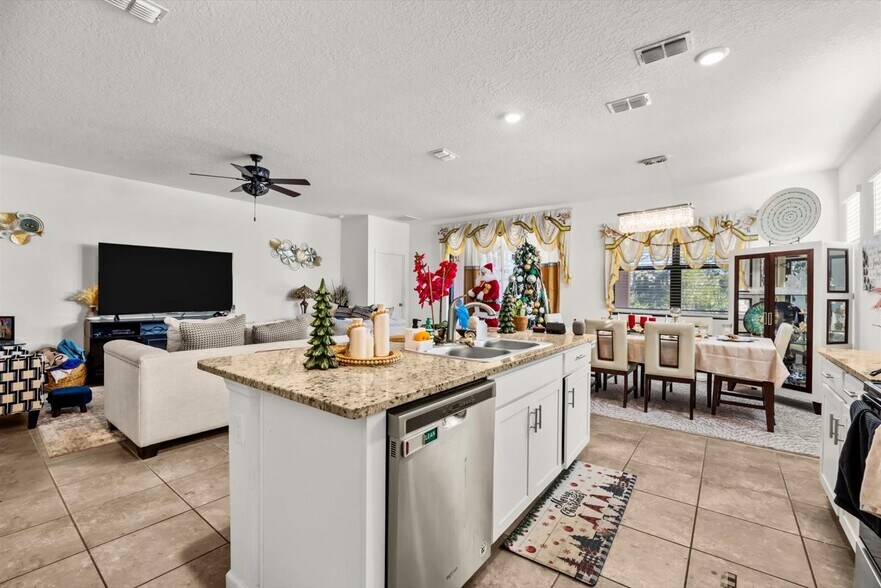 Building Photo - 6545 NW Oaklawn Way