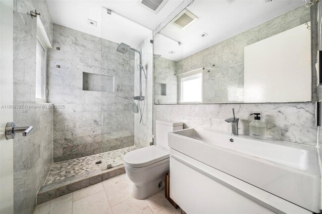 Building Photo - 775 W 49th St