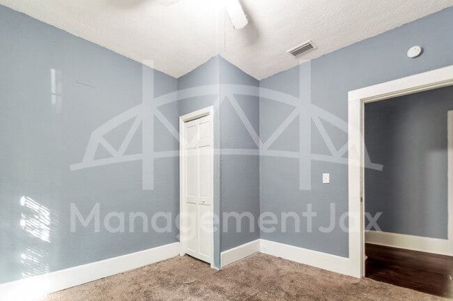 Building Photo - 2056 Moncrief Rd