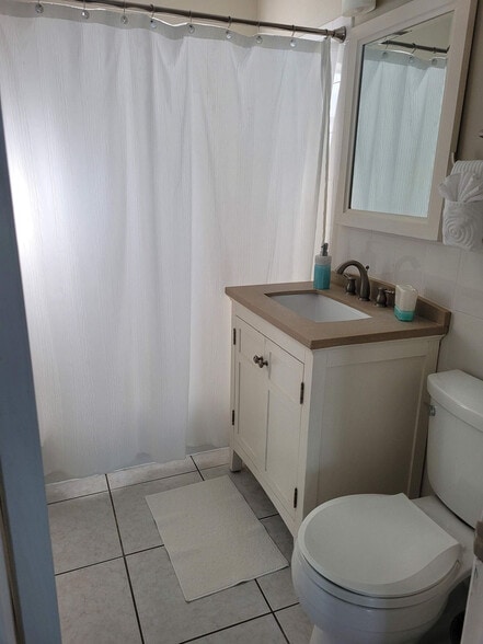 Building Photo - 483 E Shore Dr