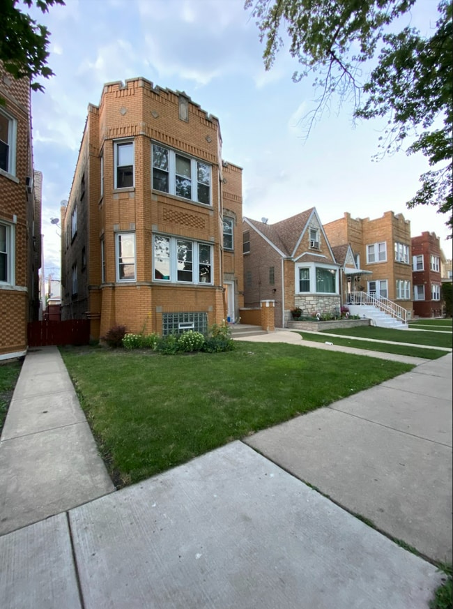 Primary Photo - 5246 W Melrose St