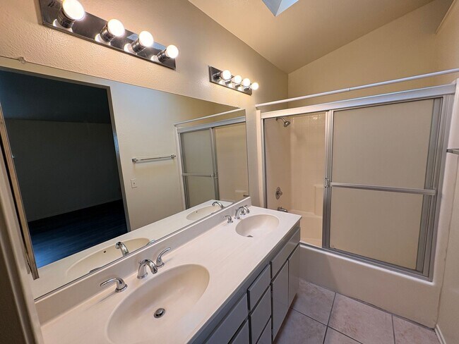 Building Photo - 4 Bed, 2.5 Bath in Rialto!