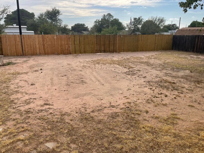 Building Photo - BACK ON THE MARKET!!!  Large Ranch Style R...