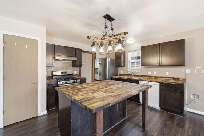 Building Photo - Spacious 5-Bed Retreat with Modern Updates in Aurora. Included - Greenhouse and Shed!