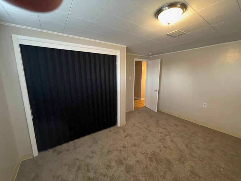 Basement bedroom carpeted - 7991 E Hampden Cir