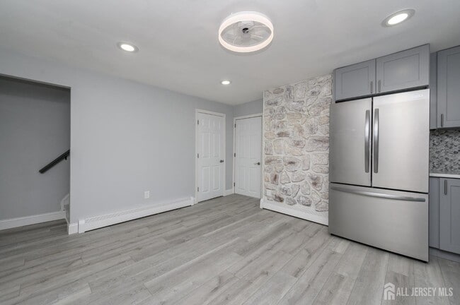 Building Photo - 408 David St