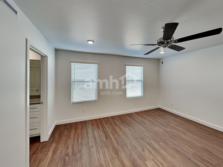 Building Photo - 2124 W Alicia Dr