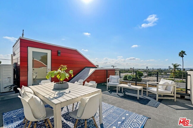 Building Photo - 1204 N Orange Grove Ave