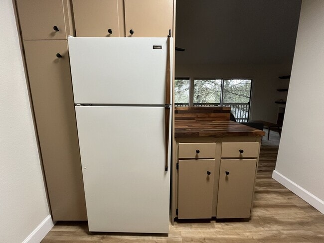 Building Photo - Newly Renovated 1Bd + 1Ba Condo in West Haven-Sylvan! No Stairs, Direct Access, Parking + Pool, S...