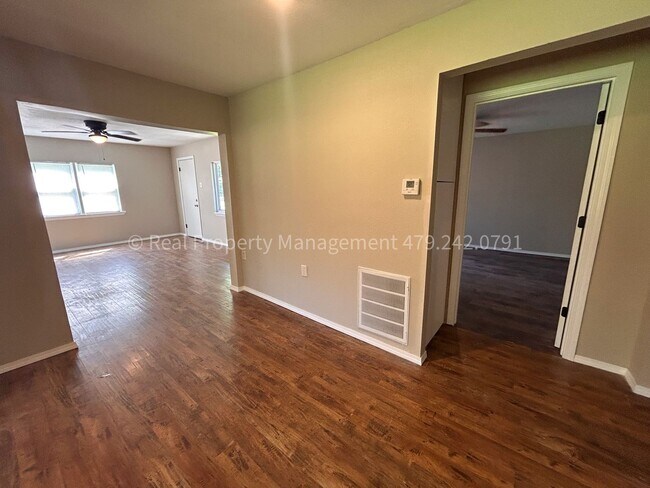 Building Photo - Arkoma Cutie! 2 Bed 1 Bath on giant corner...
