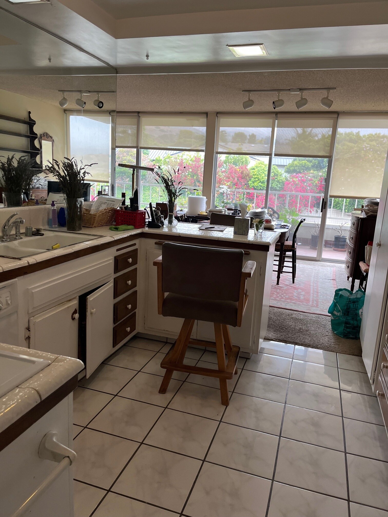 ample sized galley kitchen - 32759 Seagate Dr