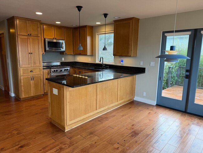 Building Photo - Rare Find with Main House and Fully Equipped ADU!