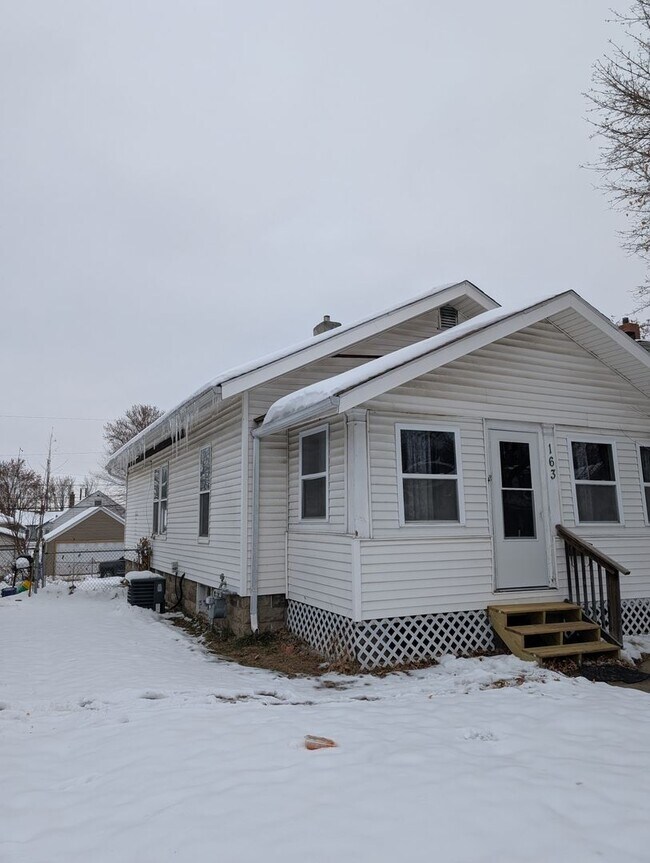Building Photo - Affordable 2-Bedroom Home in East Moline
