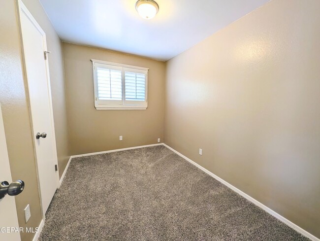 Building Photo - 612 Somerset Dr