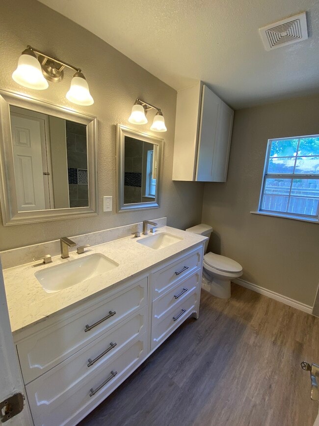 Building Photo - 200 E Freeman St