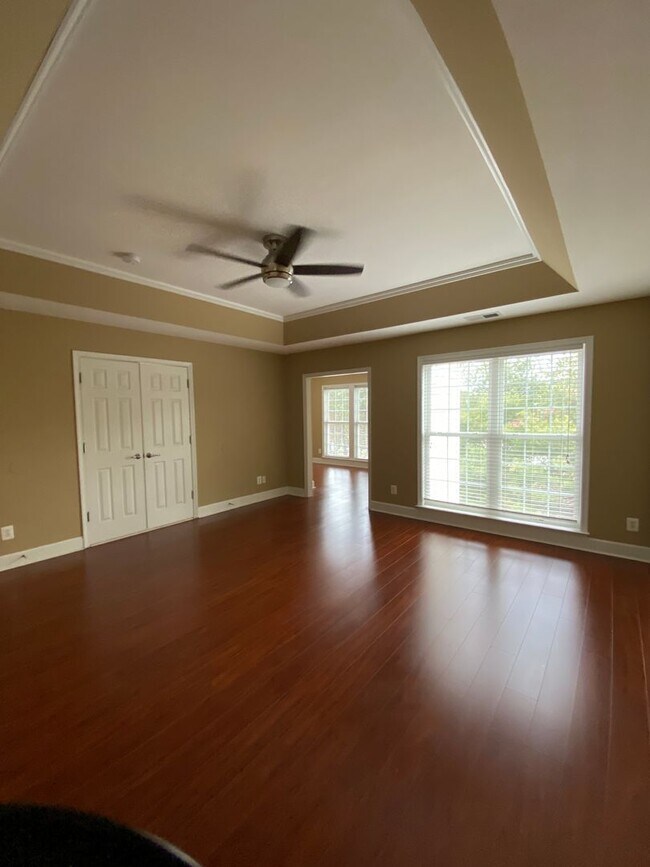 Building Photo - Bright and Spacious End Unit Townhouse in ...