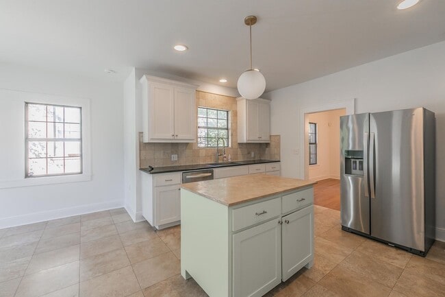 Building Photo - CHARMING and UPDATED 3/2 in The Cultural District