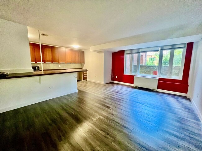 Building Photo - Lovely 1 BR/1 BA Lower Level Condo in Glov...