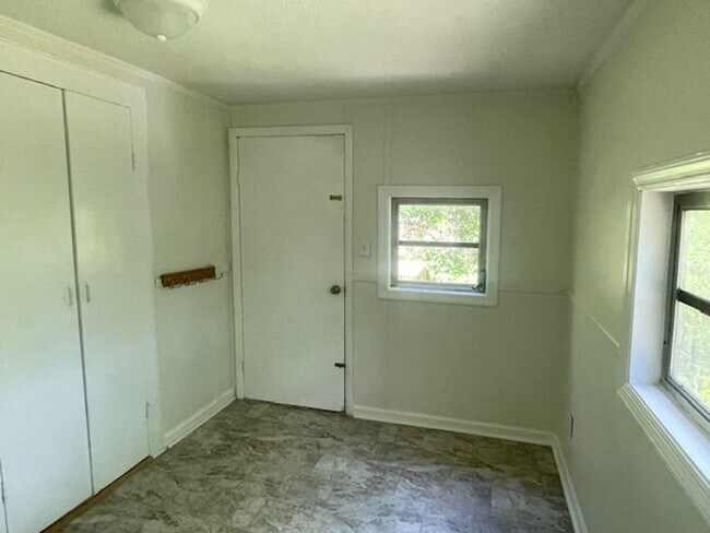 Building Photo - 725 Gales Ave