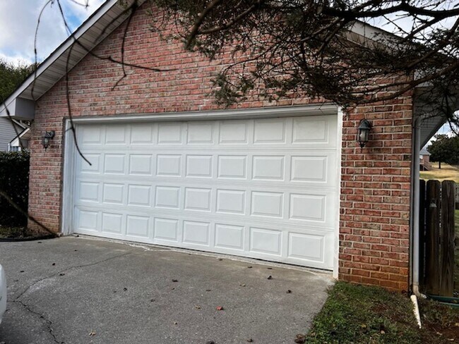 Building Photo - 115 Rouen Ct