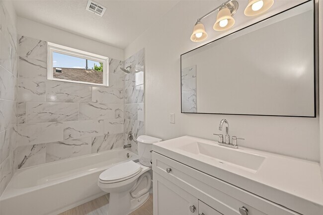Building Photo - 313 Stratmore Dr