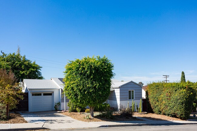 Building Photo - Traditional Home with Large Backyard!