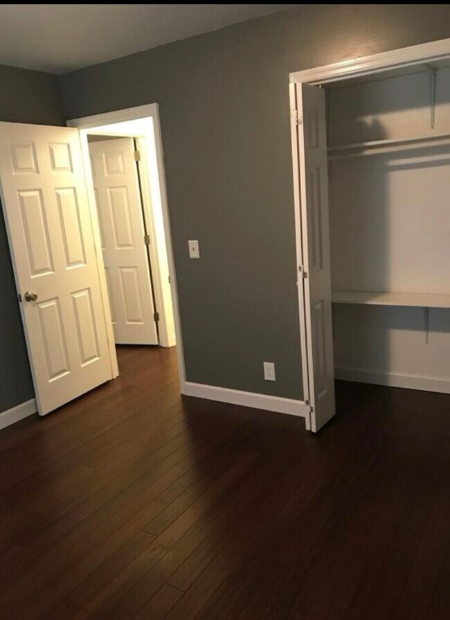 Building Photo - 5064 English Village Dr