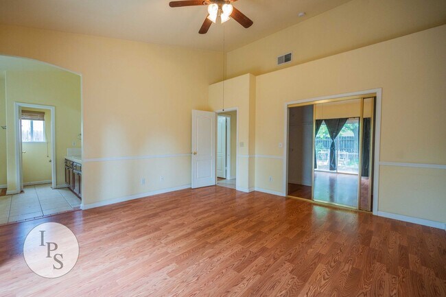 Building Photo - SOLAR!!!!  Fresno NorthEast Home, 4BR/2.75...