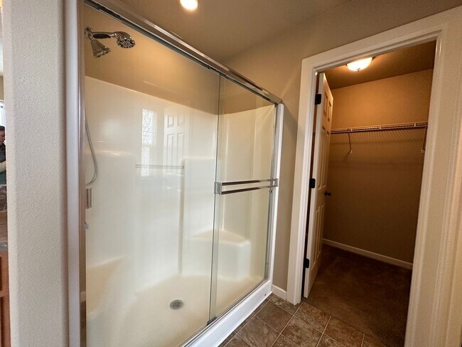 Building Photo - Inviting 4 Bedroom Home with Spacious Layo...