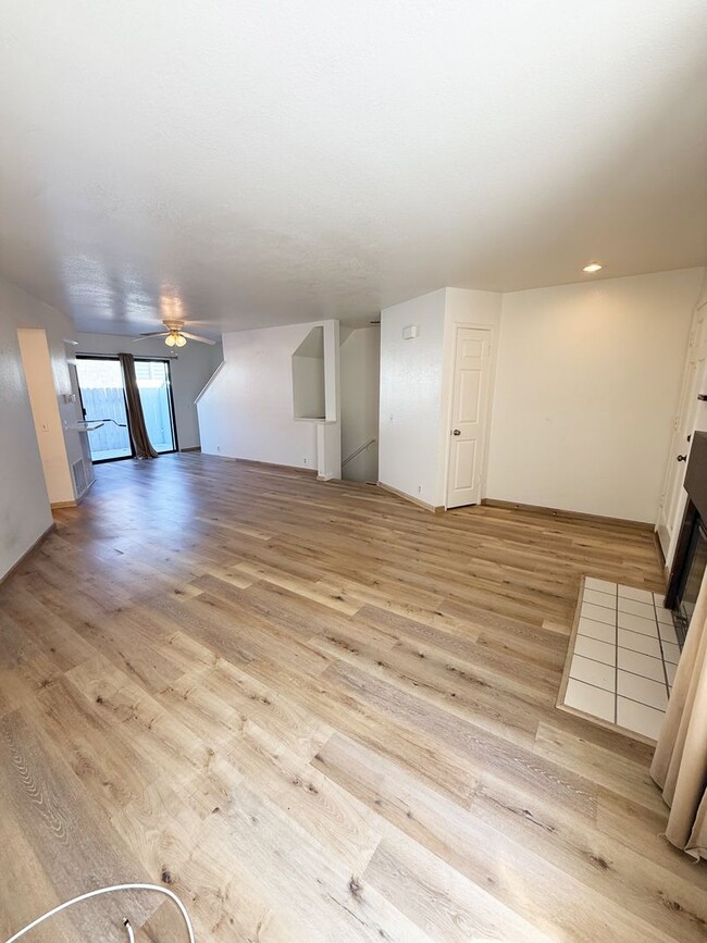 Building Photo - 2 Bed/2.5 Bath Upgraded Townhome in Pacifi...