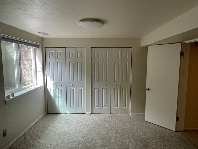 unfurnished basement bedroom - 300 Southridge Pl