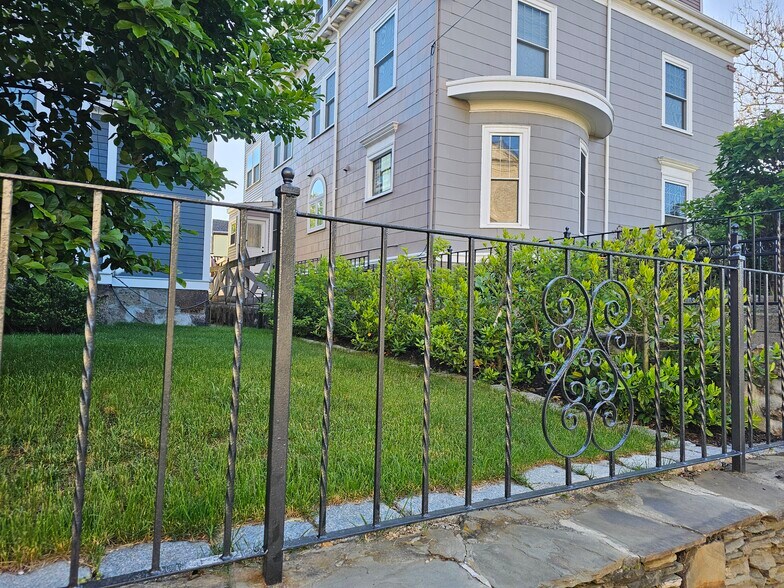 Building Photo - 27 Howland St