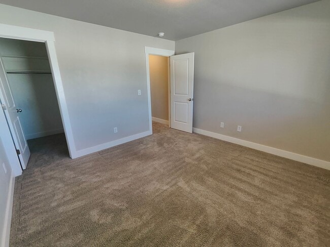 Building Photo - Spacious 6 Bed, 3.5 Bath Home in Clinton, UT
