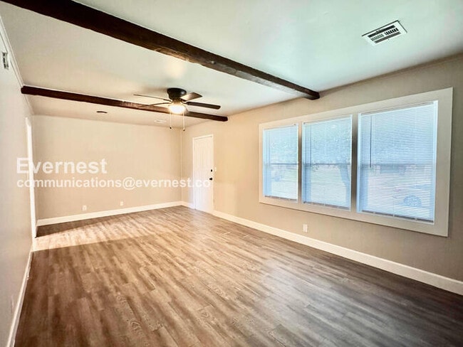 Building Photo - 3 Bed/1 Bath Home with Fenced Yard & Garage / Pet-Friendly / Coming Soon!